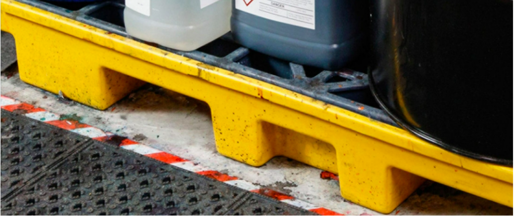 ทำไมเราถึงต้องใช้พาเลทป้องกันสารเคมีรั่วไหล?