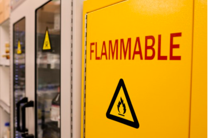 6 เหตุผลที่ว่าทำไมต้องมีตู้จัดเก็บสารเคมีไวไฟ (Flammable Safety Cabinets)
