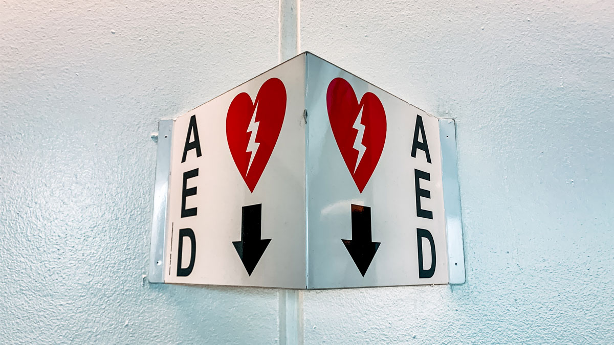 เครื่องกระตุกหัวใจไฟฟ้า AED สำคัญอย่างไรในภาวะหัวใจหยุดเต้นเฉียบพลัน